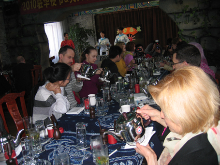 駐華使節(jié)及夫人走進(jìn)天方學(xué)茶藝