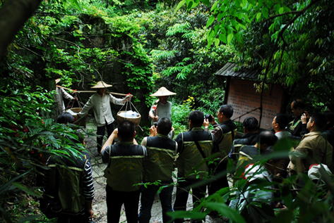 “百家報(bào)社聚焦池州” 新聞攝影采訪團(tuán)走進(jìn)天方