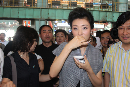 央視主持人周濤品嘗霧里青