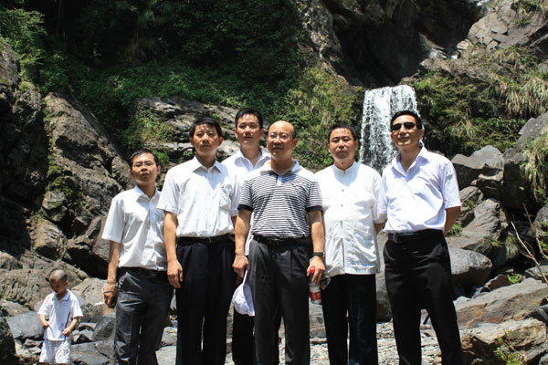 追本溯源  從專賣店到基地安慶市領(lǐng)導(dǎo)“訪道”天方茶業(yè)