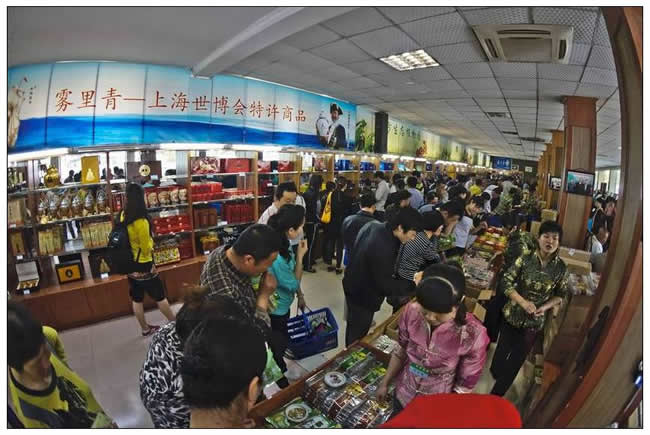 優(yōu)秀獎(jiǎng)  束從余《紅火的賣場(chǎng) 》