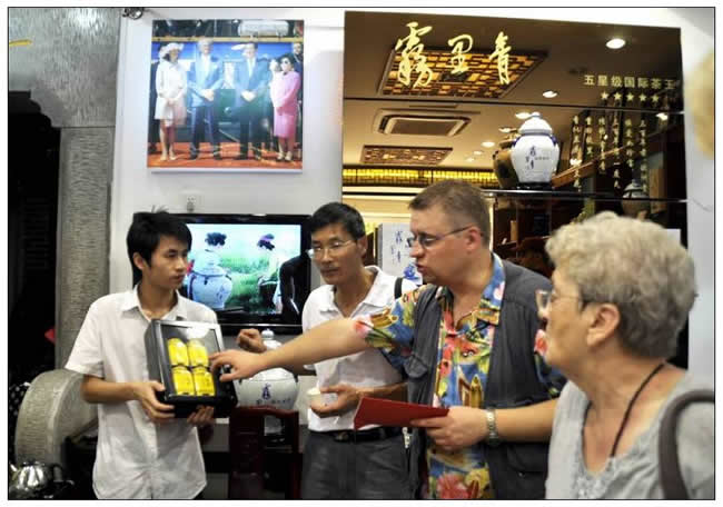 優(yōu)秀獎(jiǎng)  王云放《波蘭游客在天方組照—茶藝表演 》組照