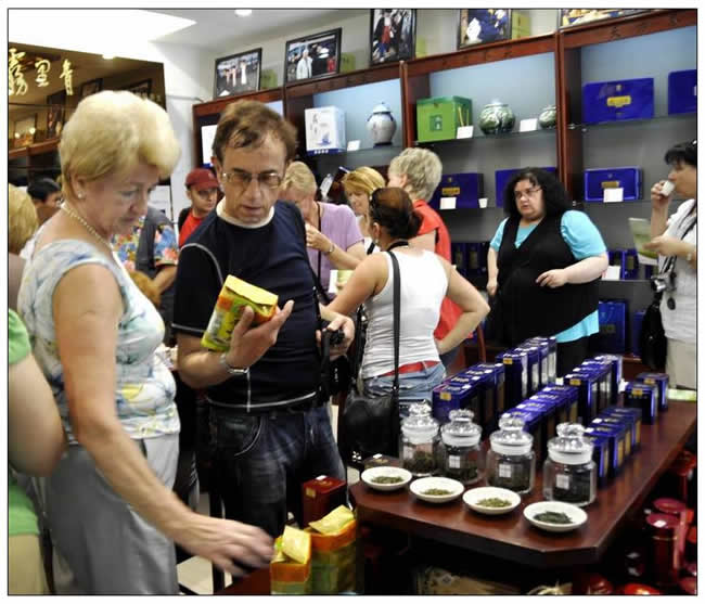 優(yōu)秀獎(jiǎng)  王云放《波蘭游客在天方組照—茶藝表演 》組照