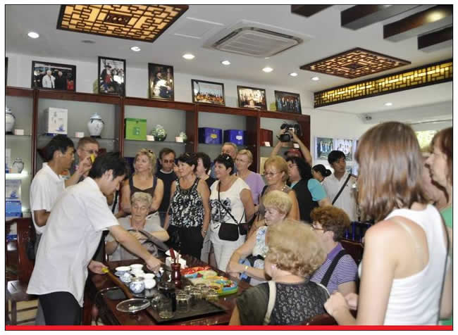 優(yōu)秀獎(jiǎng)  王云放《波蘭游客在天方組照—茶藝表演 》組照