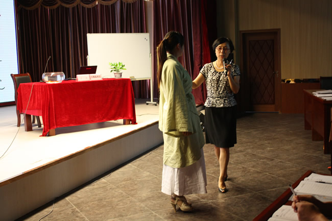 何惠盈老師為大家傳授親自教育經(jīng)驗