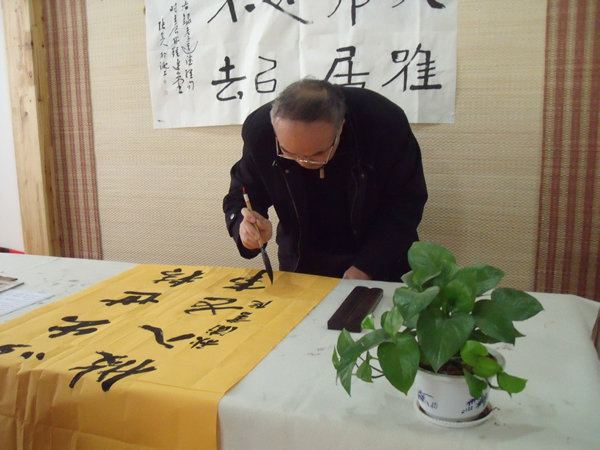 錢(qián)主任即興揮毫