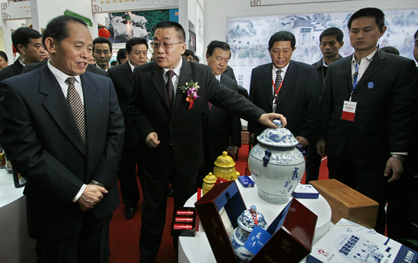 中央省領(lǐng)導(dǎo)參觀農(nóng)交會(huì)池州展廳