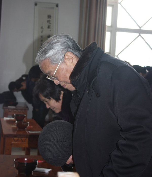 詹羅九教授也參加了餐前禮。圖為詹教授在向神農(nóng)氏像致禮