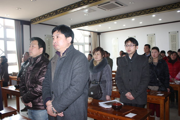 參加就餐的學員在誦讀感恩詞