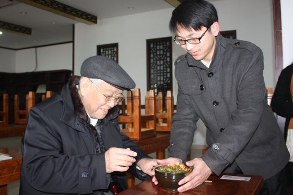 天方集團董事長助理鄭老師給詹教授端