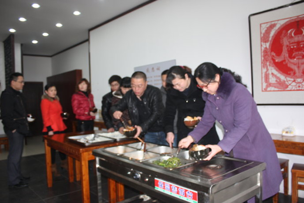 參加就餐者依次取餐