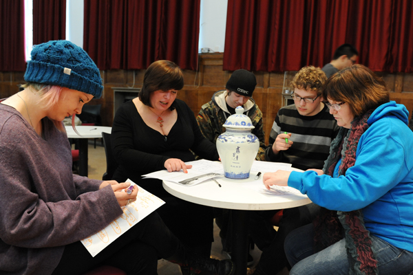 安徽天方集團(tuán)向英國(guó)班戈大學(xué)孔子學(xué)院捐贈(zèng)世界名茶