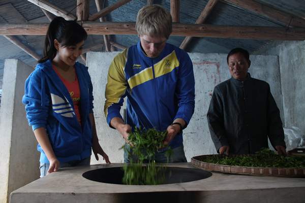馬克思·薩米能學(xué)炒茶