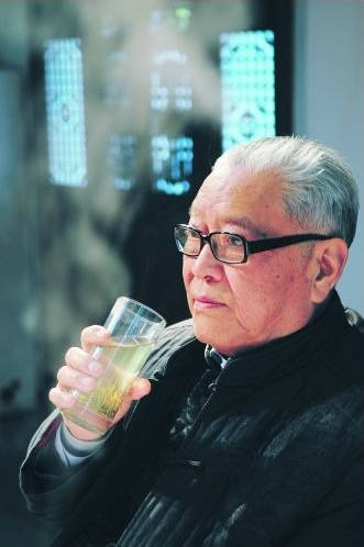 詹羅九教授在天方茶藝館品茗霧里青