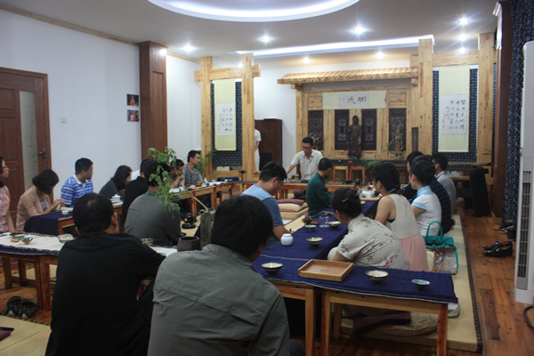天方茶苑培訓(xùn)部在秋浦書(shū)院組織茶會(huì)，交流、學(xué)習(xí)茶藝茶道