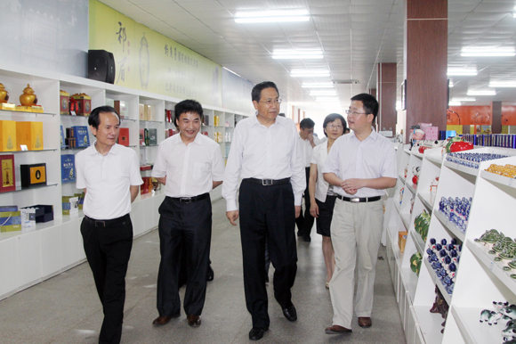 省委副書記李錦斌在石臺天方茶苑六房店視察