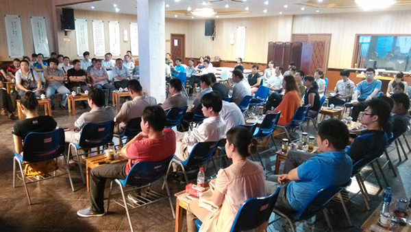 各地的大區(qū)經(jīng)理、經(jīng)銷商、加盟商遠道而來，參加此次營銷例會