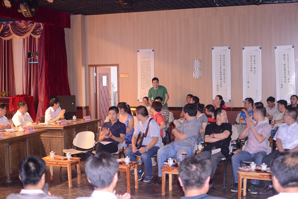 黃山天方茶葉有限公司負責(zé)人鄭東在跟大家分享經(jīng)驗