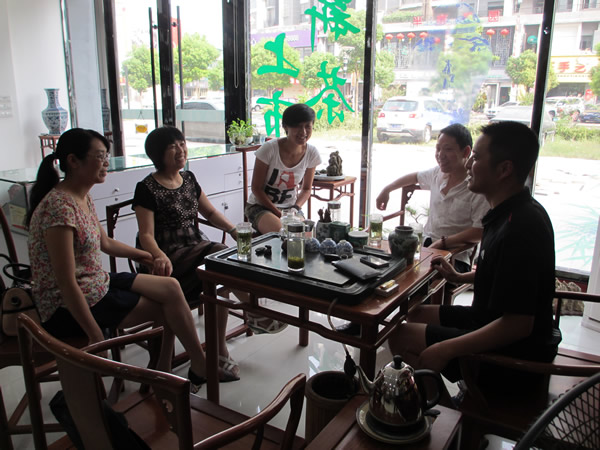 大家在余經(jīng)理的茶苑里暢談
