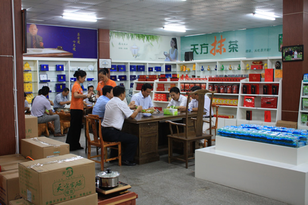 桂林副市長在聽取鄭小平總經(jīng)理的匯報