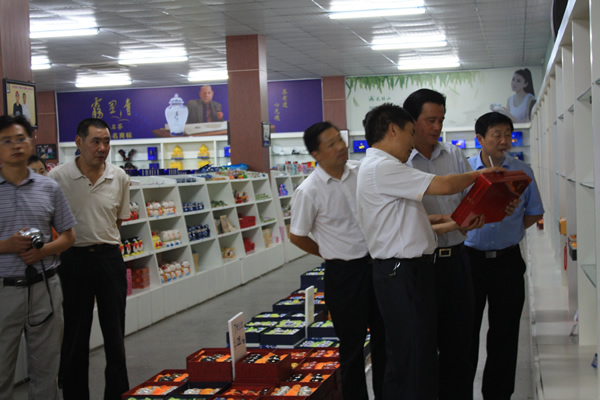 鄭小平總經(jīng)理給桂林副市長介紹天方產(chǎn)品