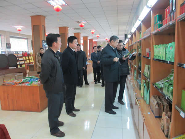 鄭牧民一行在天方茶苑超市視察