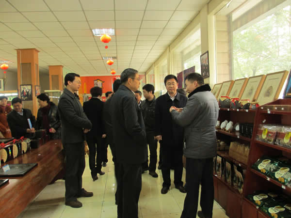 天方總經(jīng)理鄭小平給鄭牧民一行匯報企業(yè)發(fā)展情況