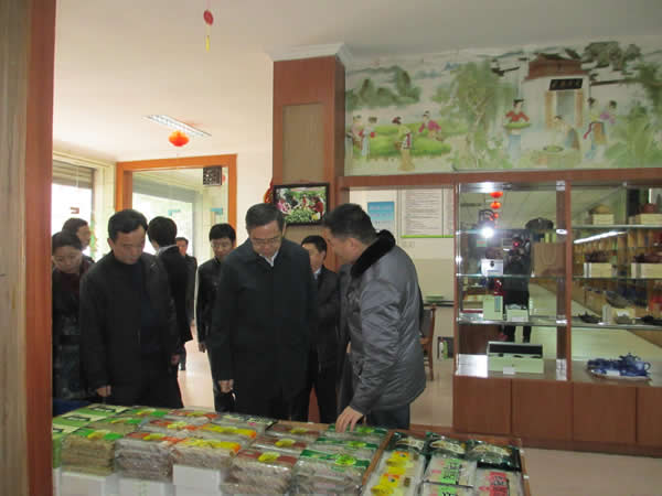 天方總經(jīng)理鄭小平給鄭牧民一行介紹慢點系列抹茶食品